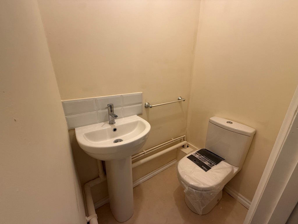 Lot: 6 - INVESTMENT OPPORTUNITY IN TOWN CENTRE LOCATION WITH OFF ROAD PARKING - Part tiled upper floor WC with sink